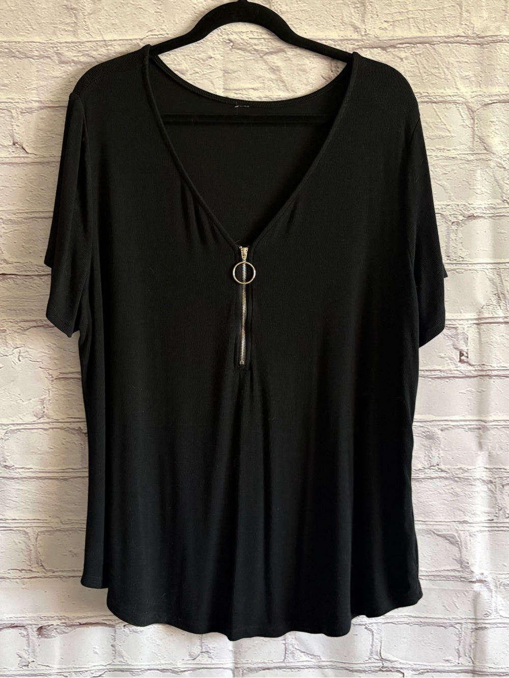🌿5/$25 Black Short Sleeve Zip Front Top